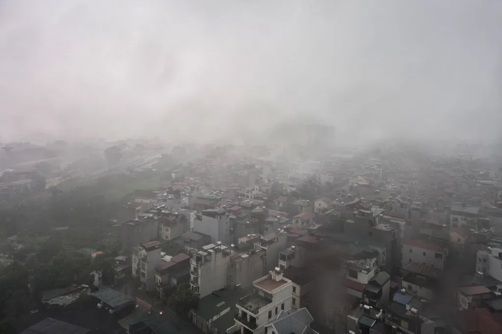 Dešťové mraky nad Hanojí po úderu tajfunu Bualoi