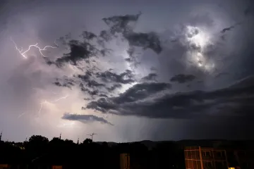 Českem se přehnaly bouřky a dál prší. Ve čtvrtek bude 16 stupňů