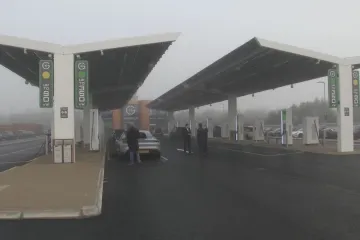 Britové si nabíjí elektromobily v první velkokapacitní stanici. Budou prý po celé zemi