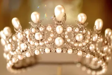 Safíry z Cejlonu? Loupež v Louvru připomněla koloniální dluhy