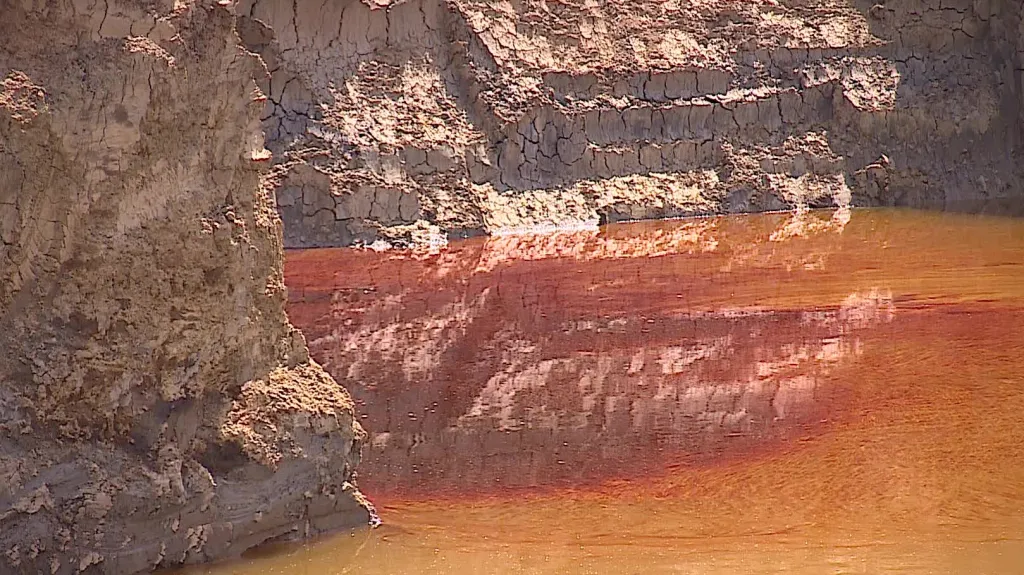 Unikající ropa znečišťuje vodu