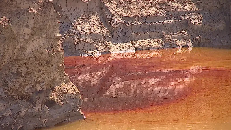 Unikající ropa znečišťuje vodu