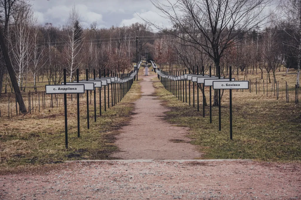 Rozsah katastrofy připomíná památník zasažených a zničených vesnic