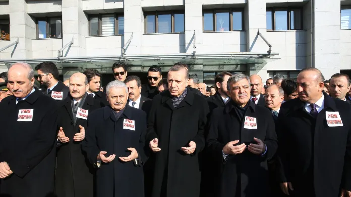 Turecká vláda uctila památku obětí (prezident Erdogan uprostřed)