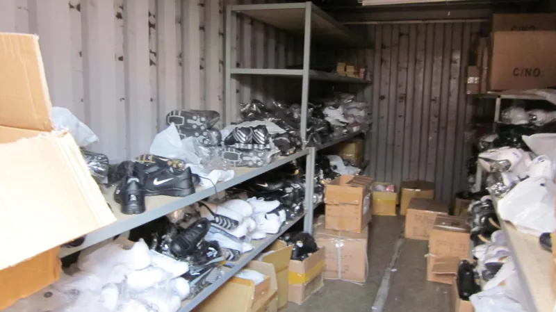 Padělky za jedenáct milionů zabavili celníci v Olomoucké ulici v Brně