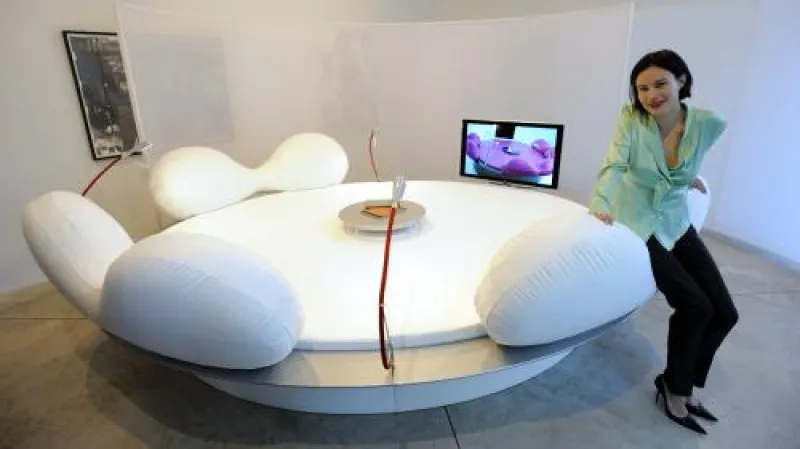 Eliška Kaplicky při představení nábytkové kolekce designéra a architekta Jana Kaplického Future systems sofa v galerii Dvorak Sec Contemporary v Praze