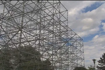 Německý dům z trubek už v Brně nestojí, politici se o něj hádají dál