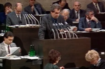 30 let zpět: Federální shromáždění schválilo kompetenční zákon