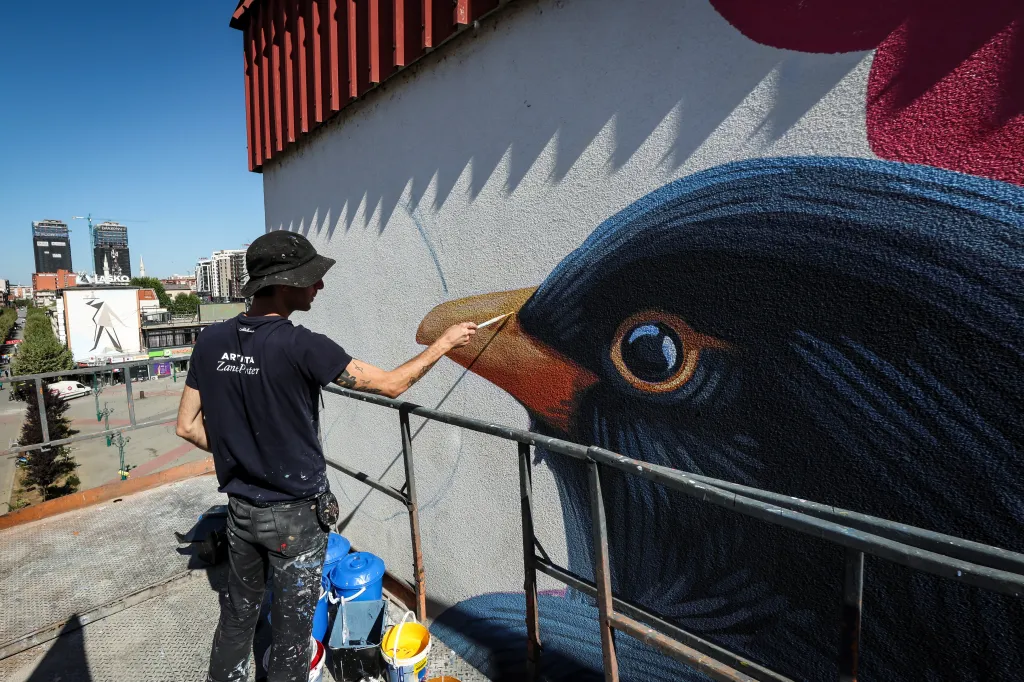 Další ročník Mural Festu Kosovo oživuje kosovské město Uroševac i připomíná těžké časy