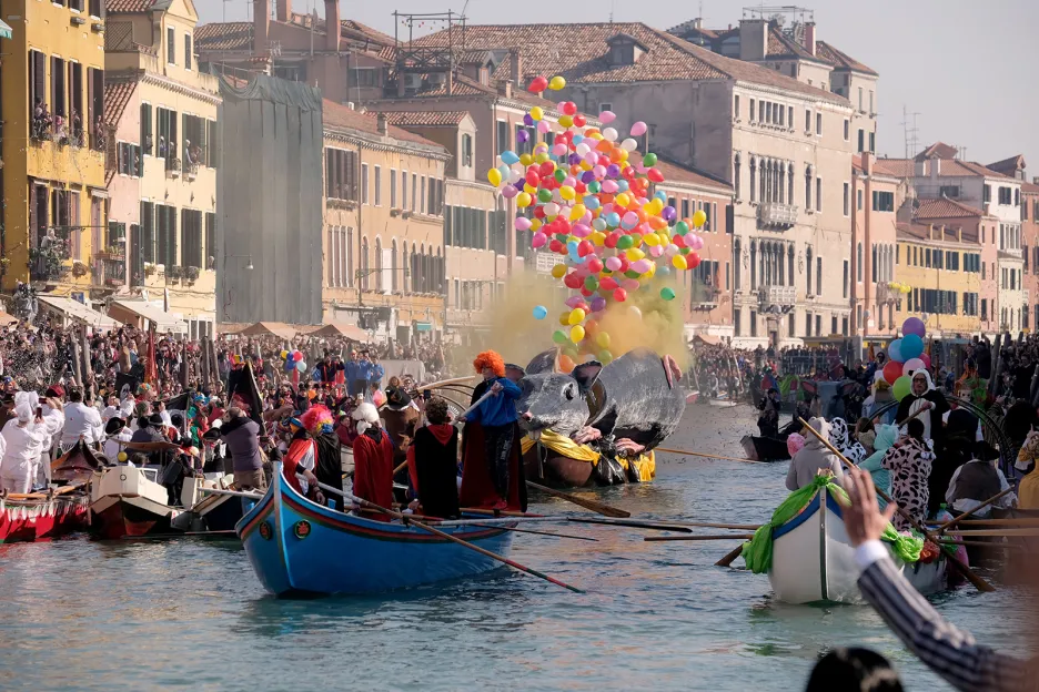 Benátčané na gondolách na vodním kanále Rio di Cannaregio během letošního karnevalu