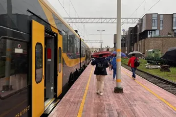 Vlaky v Lotyšsku jezdí na čas, zpoždění ale mají nástupiště