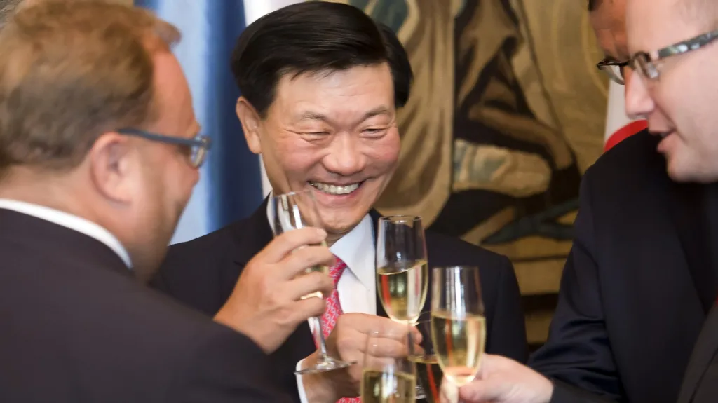 Bohuslav Sobotka a Čong Mjong-čchul při podpisu smlouvy