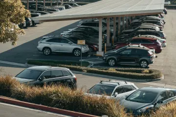Dováží se stále méně ojetých aut. Výjimkou jsou elektromobily