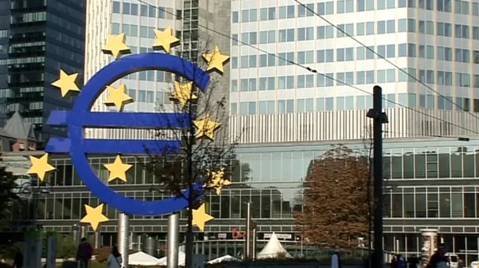 Znak eura před budovou Evropské centrální banky