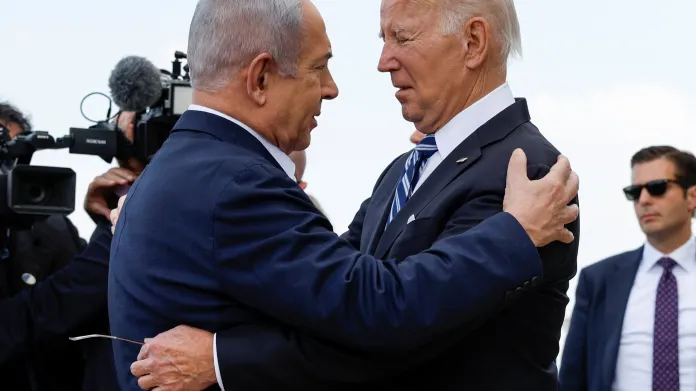 Benjamin Netanjahu a Joe Biden na letišti v Tel Avivu