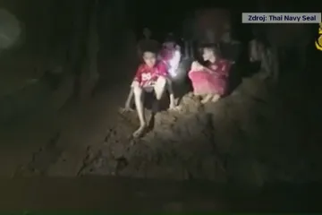 Zachráněni, ale uvězněni v jeskyni. Musí čekat, až voda opadne, v plánu je až čtyřměsíční potápěčský výcvik