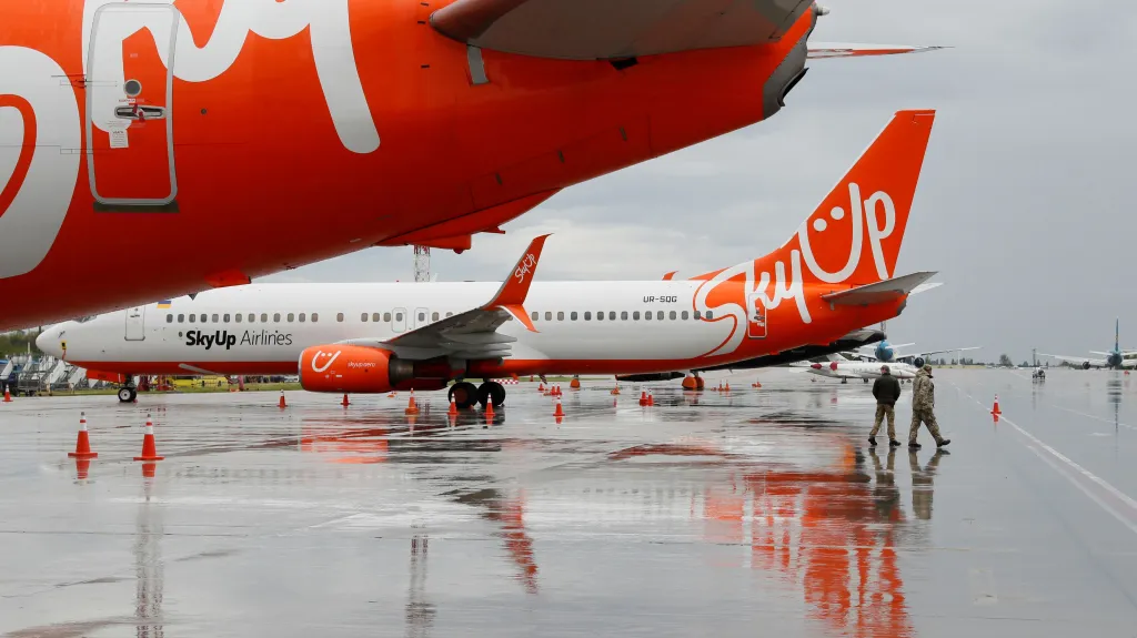 Stroje aerolinek SkyUp na letišti v Kyjevě