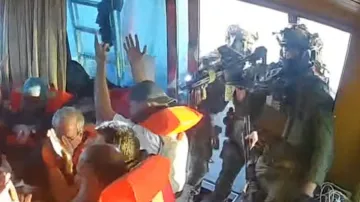 Izraelské síly na palubě jedné z lodí, které mířily ke Gaze