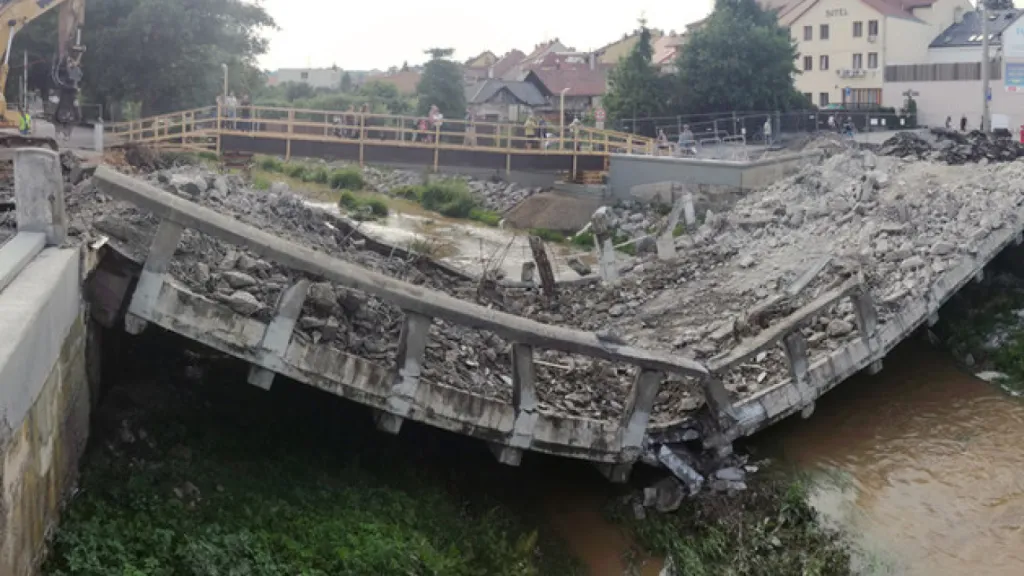 Zřícený most ve Velkém Meziříčí