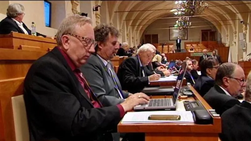 Senátoři: Služební zákon není nejlepší, ale potřebujeme ho