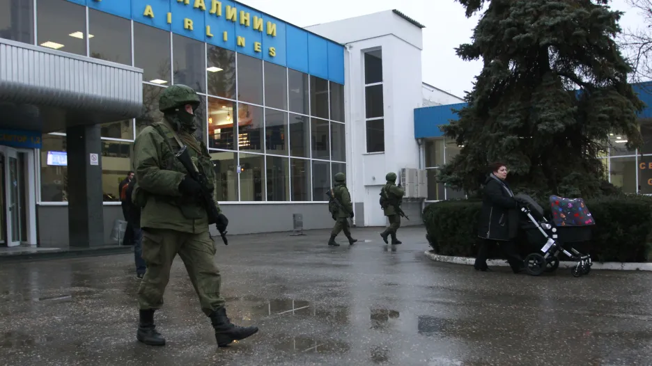 Neoznačení ruští vojáci u simferopolského letiště, 28. února 2014