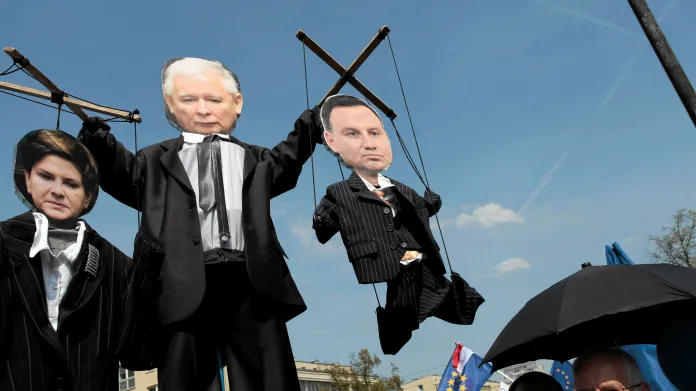 Loutky premiérky Szydlové, šéfa PiS Kaczynského a prezidenta Dudy na protivládní demonstraci ve Varšavě