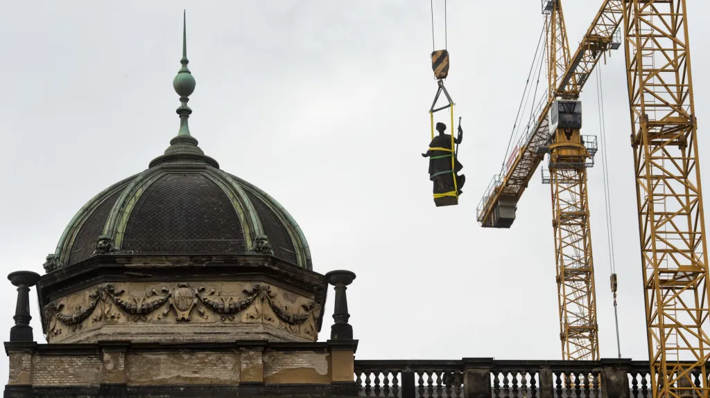 Socha Vzduchu míří k restaurátorům