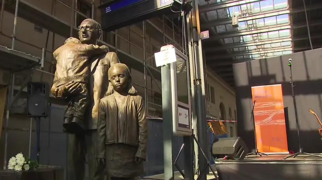 Opravená socha Nicholase Wintona