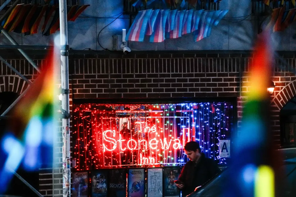Navrácení duhové vlajky na Národní památník Stonewall