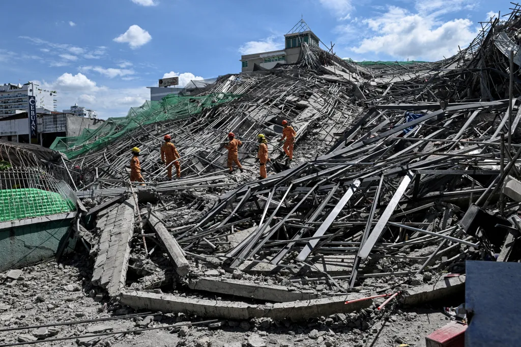 Filipínští záchranáři se snaží najít přeživší pod sutinami padlé budovy (24. 5. 2026)