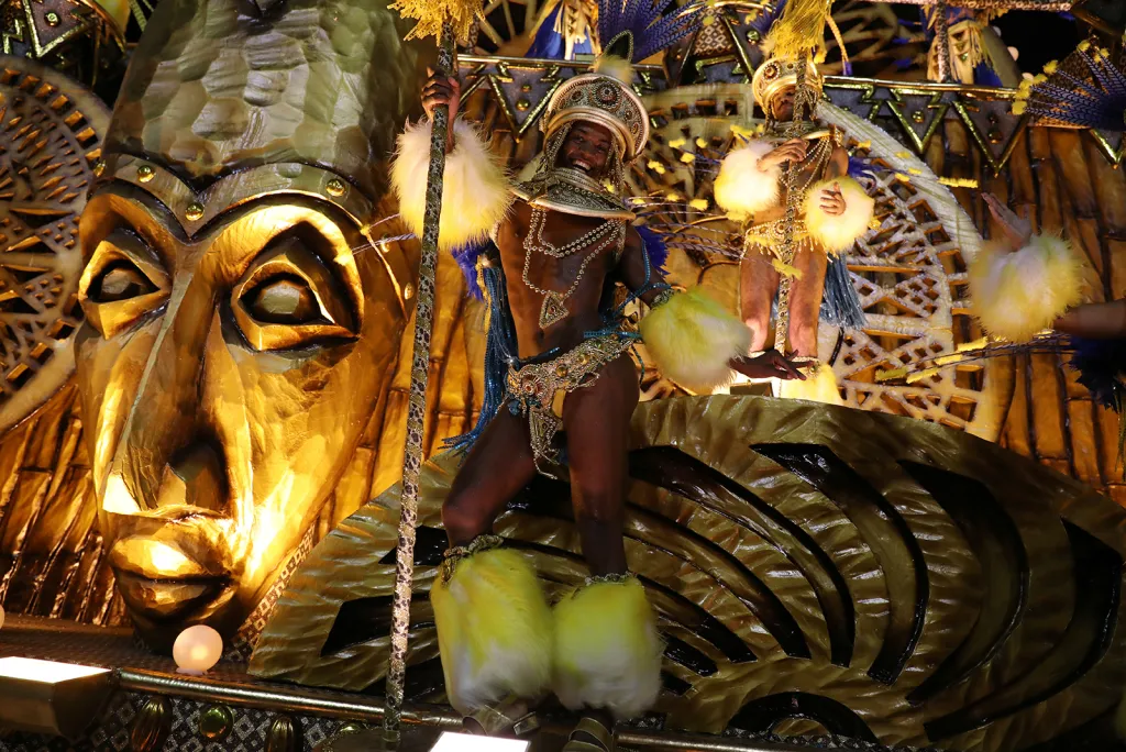 Přehlídka tanečních škol na Sambodromu během karnevalu v Riu 2018