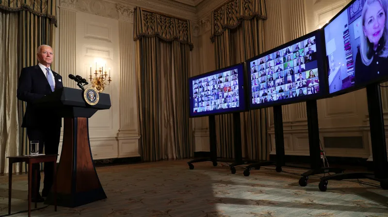 Činitelé jmenovaní Bidenem skládají přísahu