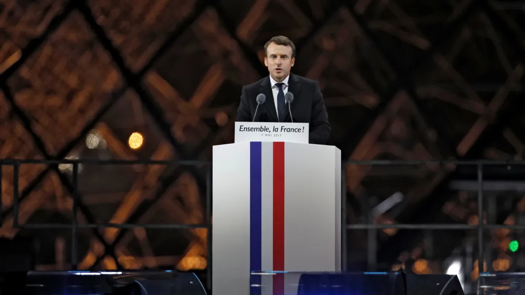 Emmanuel Macron hovoří ke svým příznivcům před Louverem
