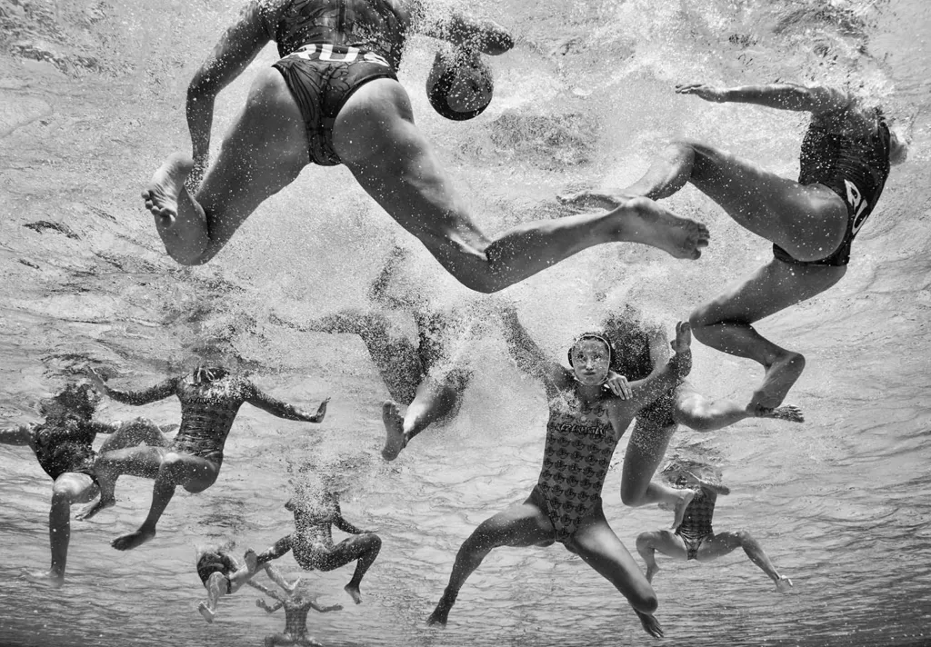 Finalista soutěže Sony World Photography Awards 2018 v kategorii Professional a v tematickém okruhu Sport. Fotografie z cyklu Válečníci vodního póla.