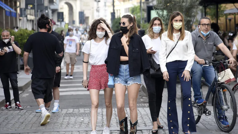 Obyvatelé Milána znovu vyrazili do restaurací a barů