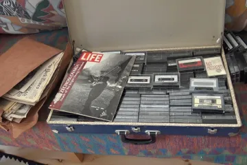 Za železnou oponu posílal rozhovory s Dubčekem i Havlem. Zpravodaj Hlasu Ameriky opatruje kufr plný unikátních nahrávek