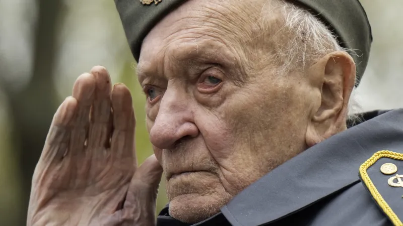 Slovenský válečný veterán a účastník Slovenského národního povstání Branislav Tvarožek při pietním aktu v bratislavské Petržalce