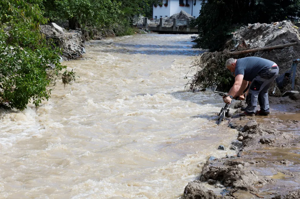 Následky povodní v obci Črna nad Koroškem