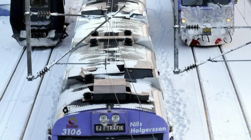 Regionální vlaky čekají v Malmö, až budou sjízdné jejich trati.