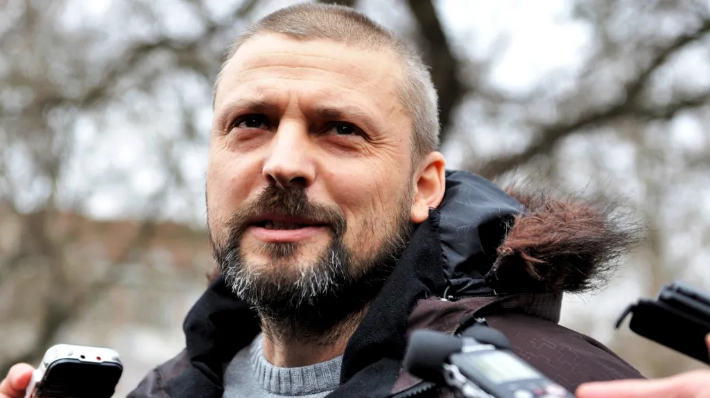 Roman Pekárek při nástupu do vězení