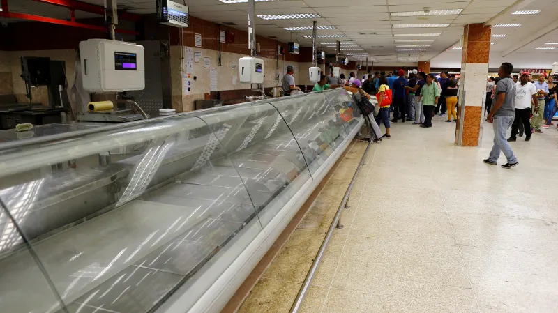 Prázdné pulty v jednom z obchodů