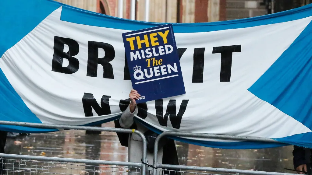 Demonstrant před britským Nejvyšším soudem