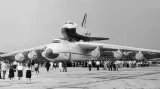Antonov An-225 Mrija před jeho prvním letem v listopadu 1988, kdy přenesl na pařížský aerosalón sovětskou kosmickou raketu Buran.