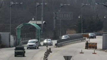 Jihokorejská vozidla se vrací ze zóny Kesong v KLDR