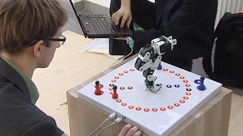 Konstruktér se svým robotem
