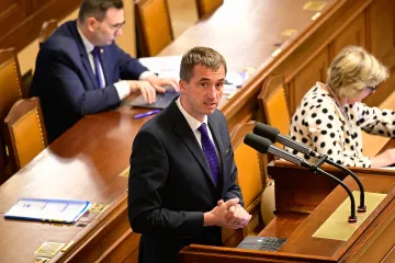 Sněmovna schválila program schůze asi po devíti hodinách, pokračuje ve středu