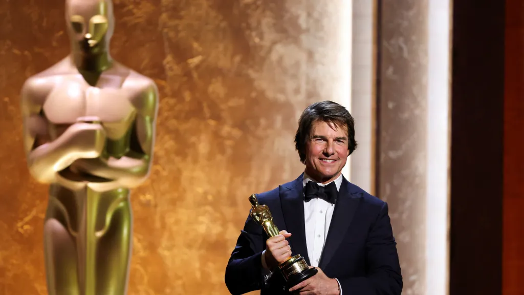 Tom Cruise přebírá čestného Oscara