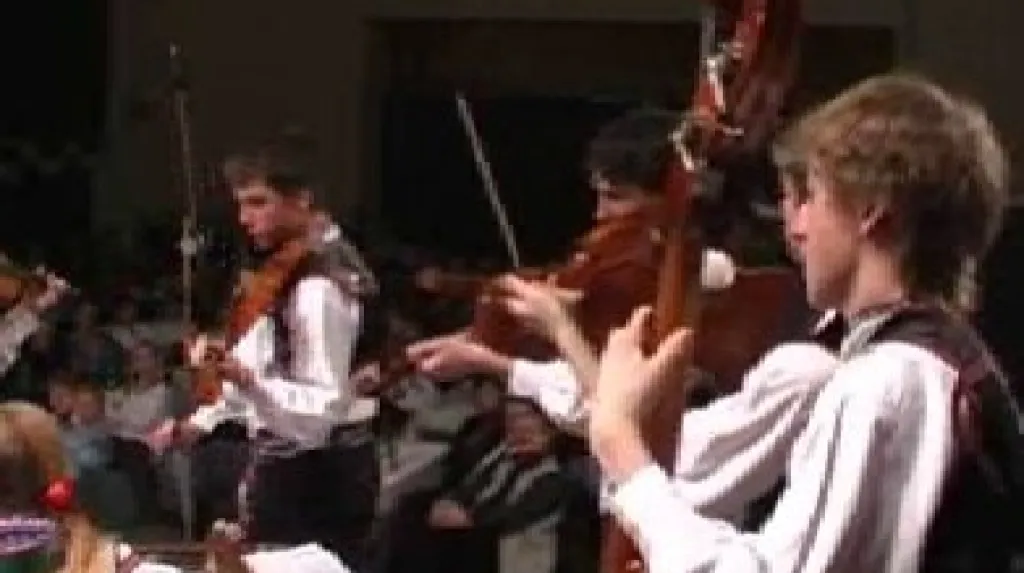 Mladí hudebníci při koncertě