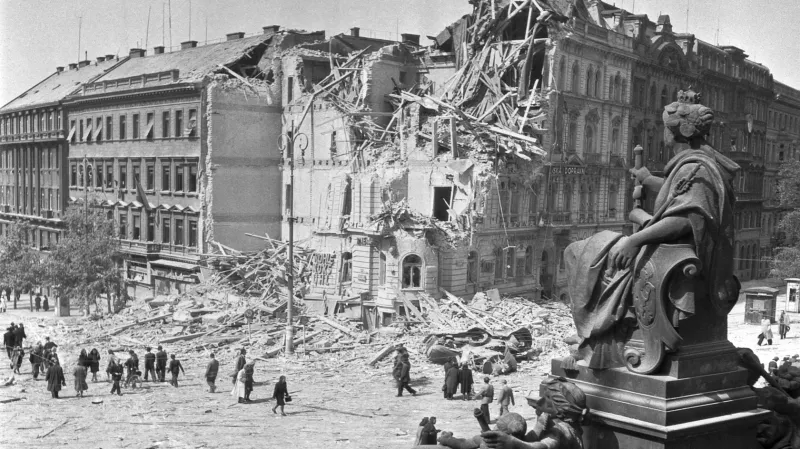 Zdemolovaný dům na nároží Václavského náměstí