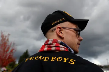 Členové krajně pravicové skupiny Proud Boys byli kvůli útoku na Kapitol obviněni ze spiknutí